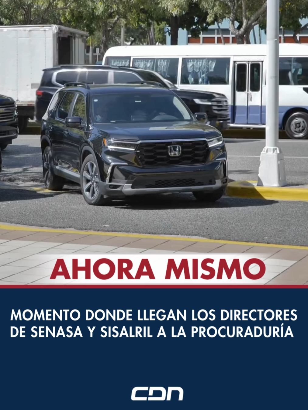 Momento en que llegan a la Procuraduría General de la República el director de SeNaSa, Edward Guzmán y el director de Sisalril, Miguel Ceara Hatton, a depositar informe que contiene anomalías encontradas en el Seguro Nacional de Salud. Amplía esta y otras informaciones en el enlace de nuestra bio. Consulta más contenidos en Linkin.bio. #CDN #CDN37 #Noticias #NoticiasRD #senasa #SantoDomingo #siralril #procuraduria #informe #corrupcion #gobierno #afiliados