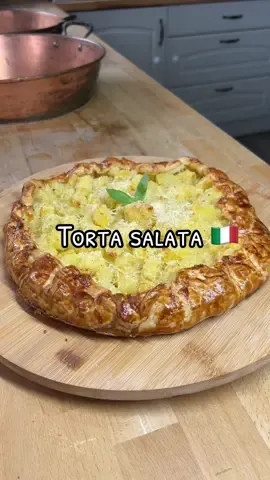🇮🇹 Torta salata 🫶…facile et rapide aux pommes de terre sablées, jambon blanc et fromage.Parfaite pour toutes les occasions ! Ingrédients : * 1 rouleau de pâte feuilletée * 5 tranches de jambon blanc  * 2 grosses pommes de terre * 5 tranches d’Emmental * Parmesan râpé, quantité ABBONDANTE  * Chapelure * Huile d’olive * 1 jaune d’œuf * Sel et poivre #tortasalata #patate #recettefacile #recetterapide #feenixchef 