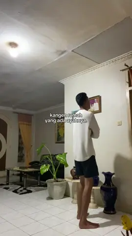 setahun kepergian bapak, kerasa bener sepinya rumah, walaupun jarang ngobrol tapi yang penting bapak ada dirumah, ngobrolnya keitung jari, kalo gak disuruh mandi, makan, ya sholat aja, selebihnya jarang ngobrol serius, al-fatihah buat bapak 🤍