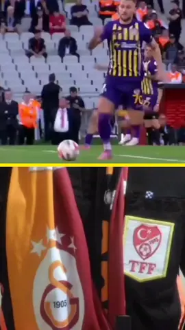 Davinson Sanchez rakibinin ayağına basmasına rağmen kart görmedi! #tff #şikesaray  #fenerbahçe💛💙 #enbüyükfener #forzafeneraze @FORZA FENER 