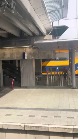 Perjalanan dari stasiun kereta ke stasiun selanjutnya, begitulah ceritanya. #stationutrechtcentraal #utrecht #holland #belanda #stationtrain 