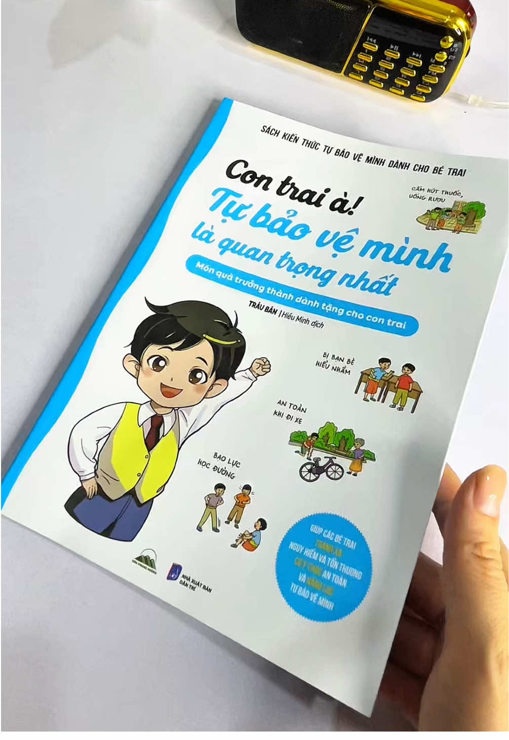 Các mẹ có con trai nhớ mua nha #meomeotauhai #tienphongbooks #sachcontraiacongaiatubaoveminh #mebimsua 