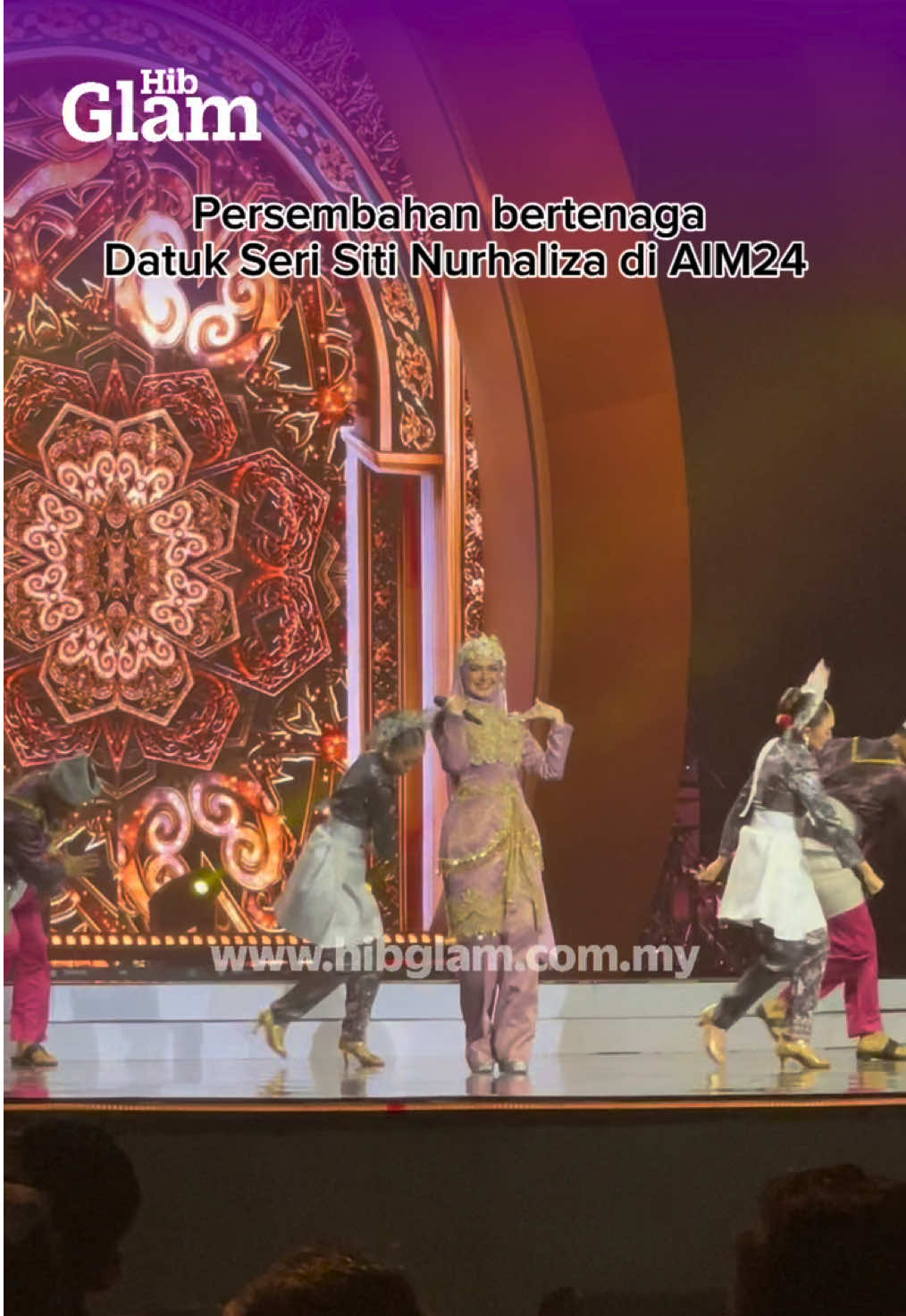 Hampir seisi dewan memberikan standing ovation buat Datuk Seri Siti Nurhaliza selepas menjayakan persembahannya di Anugerah Industri Muzik ke-24 (AIM24).  #sitinurhaliza #aim #aim24 #anugerahindustrimuzik #hibglam 