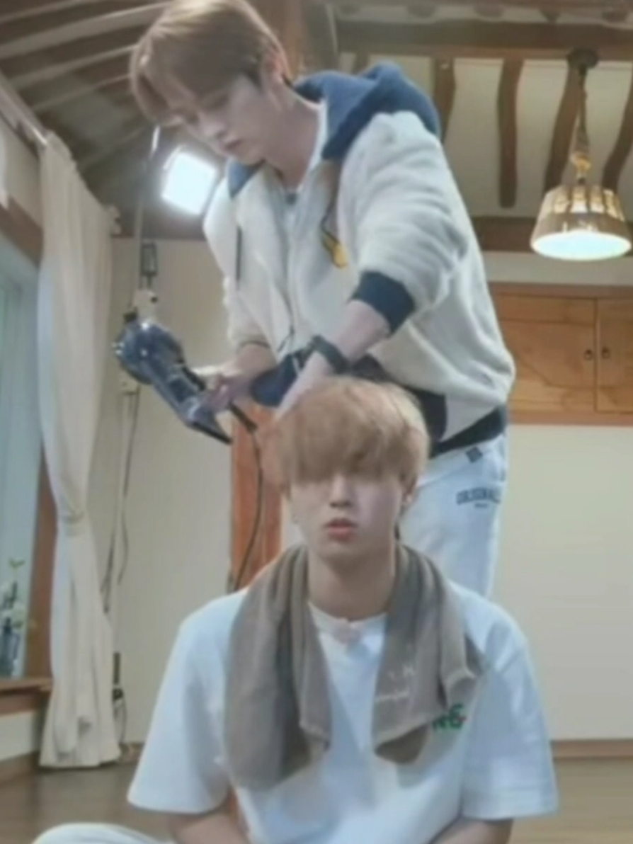 mom lee know🥹🥹 #leeknow #straykids #skz #viral #minho 