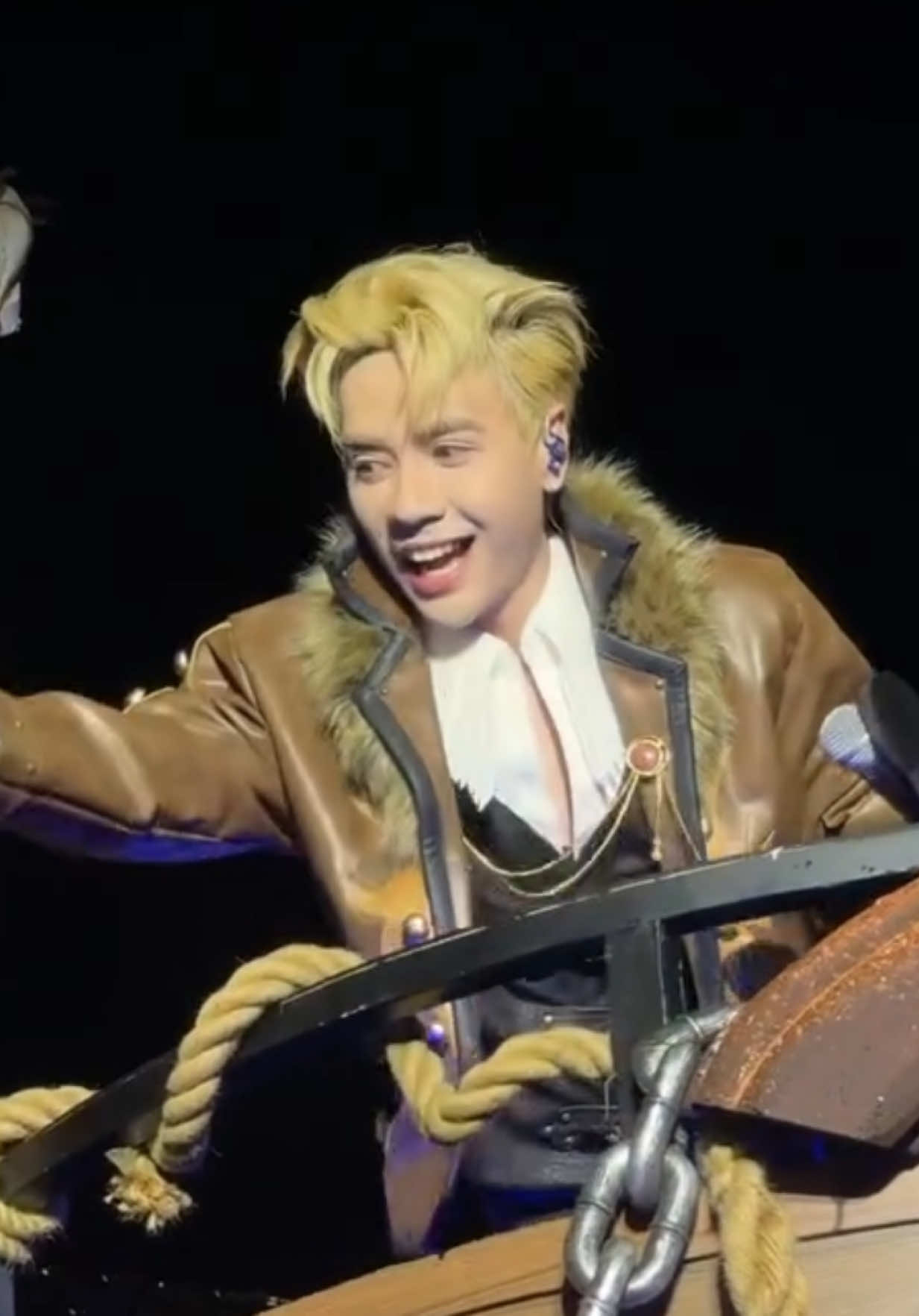 Gã săn cá @Quang Hùng MasterD hôm nay tại concert Em Xinh…visual tóc vàng của thuyền trưởng quá đẹp roài 🤭 #QuangHungMasterD #gasanca #gasancaquanghungmasterd #concertemxinhsayhi #emxinhsayhi  Cre: nhiều nguồn trên threads