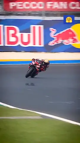 Valentino Rossi senyum karena lihat Marco Bezzecchi menang, bukan pas Marc Marquez crash🤫 kemenangan sprint non Ducati pertama musim ini👍👍🤗 #motogp #misano #2025 #marcobezzecchi #vr46ridersacademy 