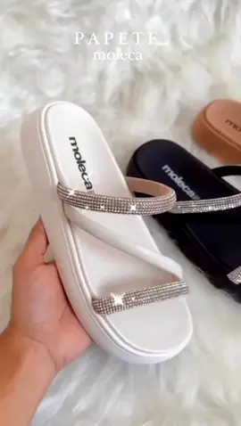 Um detalhe que transforma seu look inteiro! 🌟 Essa rasteirinha Moleca com glitter é a escolha perfeita para quem ama estar linda e confortável ao mesmo tempo. 👡✨ 💎 Brilho que valoriza qualquer produção 💖 Maciez que abraça seus pés 👌 Combina com tudo, do casual ao elegante ⚡ Não deixe para depois, suas próximas produções merecem esse toque especial! 👉 Garanta já a sua e arrase em cada passo! #papete #sandalia #sandalias #sandaliasfemininas