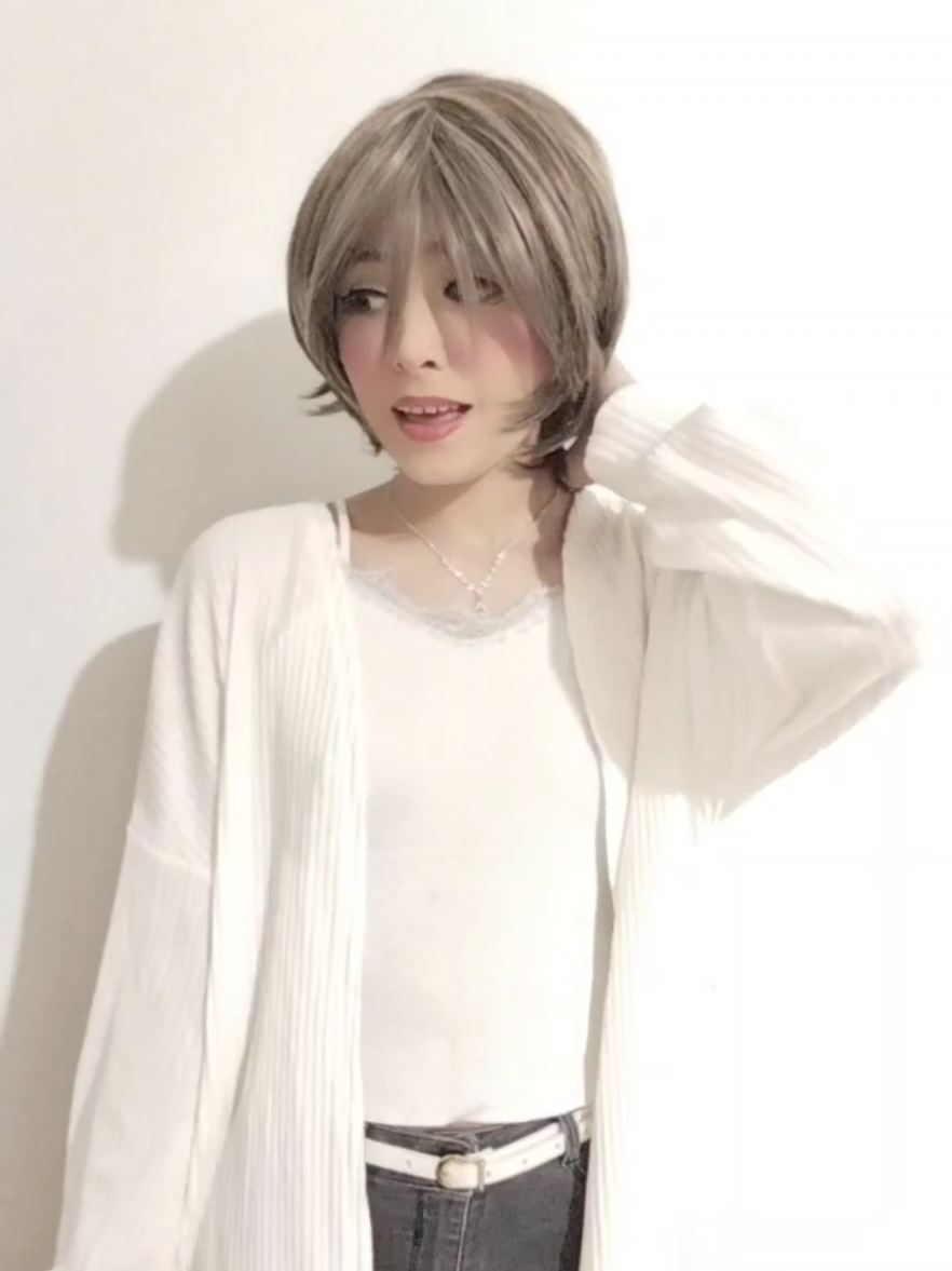 no pues...  todo el mundo las tiene hmm no? #outfit #wig #white #shorthairwithhighlights 