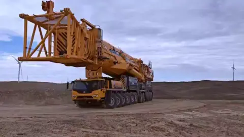 ¡Mira esta maniobra de transporte pesado! 🚛 Altura aproximada: 9 m Ancho del vehículo: 4 m Longitud del vehículo: 29.71 m Peso total: ¡asombrosas 470 toneladas! 💪 #TransportePesado #XCMG #HeavyDuty #EngineeringMarvel