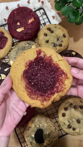 One cookie dough recipe , 5 flavors 🍪 * 225g unsalted butter, melted or browned (cooled slightly) * 200g brown sugar * 100g white sugar * 2 large eggs * 2 tsp vanilla extract * 350g all-purpose flour * ¾ tsp baking soda * ½ tsp baking powder * 1 tsp salt 👉 Method: 1. Whisk butter + sugars until glossy and smooth. 2. Add eggs + vanilla, mix until combined. 3. Sift in flour, baking soda, baking powder, and salt. Fold gently until just combined. 4. Chill dough at least 1 hour. 5. Divide the dough in 5. Flavor Variations 1. 🍫 Chocolate Chip * Mix in 50g semi-sweet chocolate chips. 2. 🍫🍫 Double Chocolate * Mix in 10g cocoa powder (sifted) + 50g dark/milk chocolate chunks. 3. 🍪 Cookies & Cream * Mix in 40g crushed Oreos + 30g white chocolate chips. 4. 🥜🍓 Peanut Butter & Strawberry Jam (PB&J) * Mix in 40g creamy peanut butter. * Optional: add 20g chopped peanuts. * Shape dough balls, press a shallow well in the center, spoon ½–1 tsp strawberry jam on top before baking. 5. ❤️ Red Velvet * Mix in 1 tsp red food coloring + ½ tsp cocoa powder. * Add 40g white chocolate chips Baking Time for 100g Cookies * Preheat oven to 175°C (350°F). * Scoop around 100g dough balls. * Chill shaped dough 30 minutes for best texture (prevents overspreading). * Bake 14–16 minutes until the edges are golden and the centers are puffed but still slightly soft. * Let cool on tray 10 minutes before moving (they continue to set while cooling). 👉 If you want them extra gooey in the center, pull at 14 minutes. 👉 If you prefer a more set cookie, bake for 16 -18 minutes. #cookie #onecookiedough #chocolatechip #fyp #thessabakes 