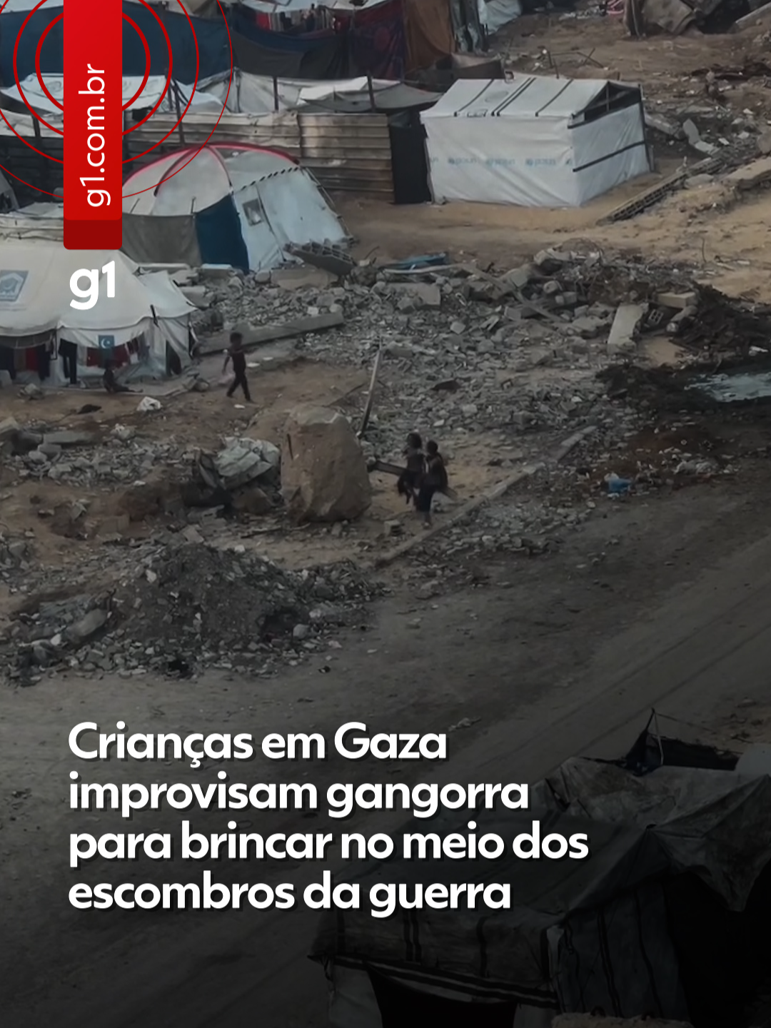 Gaza - Duas crianças foram flagradas brincando em uma gangorra improvisada em meio aos escombros da guerra em Gaza. O vídeo publicado nas redes sociais mostra como as crianças palestinas tentam sobreviver às vésperas da data de 2 anos completos de guerra, iniciada em 7 de outubro de 2023 quando o grupo terrorista Hamas atacou Israel e levou uma série de reféns. Nesta semana, Benjamin Netanyahu ordenou a retirada total dos moradores da cidade de Gaza. Cidadãos protestaram contra a medida. #g1 #tiktoknotícias #gaza #gangorra #guerra #israel
