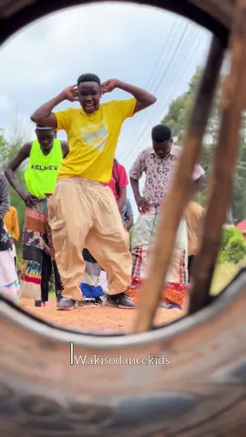 It’s a weekend😎 #kidsdancing #ndombolo Nice weekend fam❤️ we love y’all .Drums by @Rafael Silva #wakisodancekids #seben #drums 