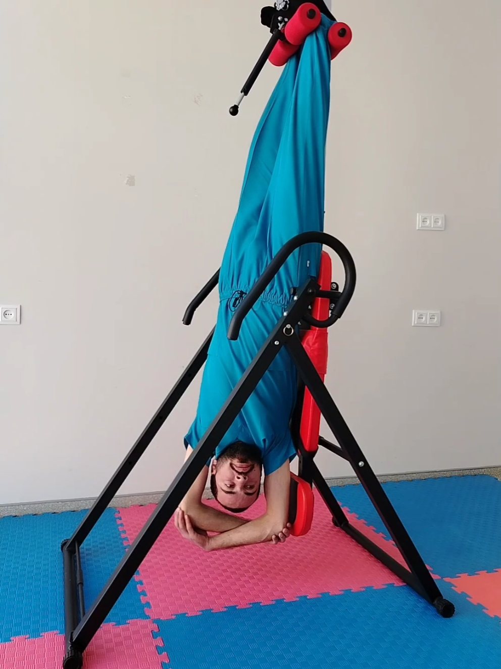 📌 İnversiya masası onurqada yaranmış qrija, protruziya, bel ağrıları, oturaq sinir ağrıları, skolioz, çanaq bərabərsizliyi və s. Kimi problemlərin müalicəsində çox böyük əhəmiyyət daşıyır. 🔵 Müalicə mərkəzlərində və ya ev şəraitində istifadə edə biləcəyiniz müxtəlif inversiya masalarını əldə etmək üçün profildə qeyd olunmuş nömrə ilə əlaqə saxlaya və ya Dm yaza bilərsiniz. Çatdırılma var.... #belyırtığı #protruziya #belağrısı #inversiontable #satış 