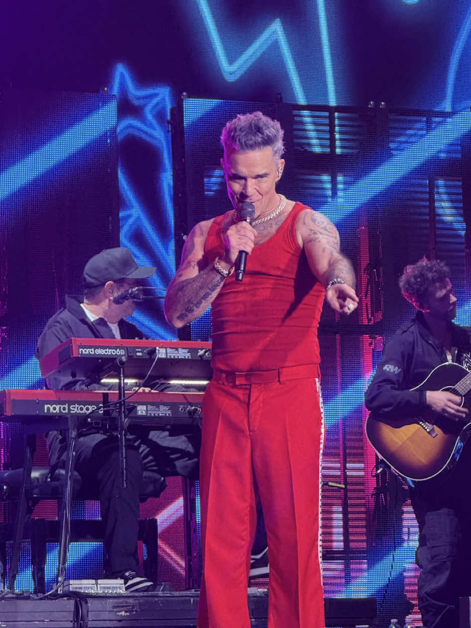 Robbie aka King of Entertainment ♥️ #robbiewilliams #letmeentertainyou #britpoptour #music #livemusic @Robbie Williams  