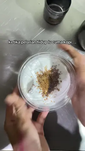 ketika pelarian hidup kita cuma kopi kopi kopi dan kopi susu berawan TwoHand Coffee Karawang😔 #twohandcoffee #coffeeshopkarawang #coffeeshoprecommendation #karawangplacetogo #fyp 