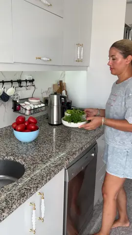 Kışlık hazırlıklarımız tamamlandı 🤝🤗 DOMATES TURŞUSU 2 kilo domates İsteğe bağlı biber miktarı size bağlı 2 baş sarımsak Maydanoz 1 çay bardağı zeytinyağ  1 çay bardağı sirke 4 yemek kaşığı tuz 1 yemek kaşığı limon tuzu Domatesleri soyup rondodan geçirin Veya rendeleyebilirsiniz Derin bir kaba alıp doğranmış  biber,sarımsak,maydonoz,limontuzu,sirke ve yağını ilave edip iyice karıştırın Fırında kavanozları ısıtıp kapaklarını da sıcak suda bekletin  Sosu kavanozlara koyup kapağını iyice kapatın birkaç gün dışarıda beklesin sonra buzdolabını alın  FIRINDA ERİK REÇELİ Malzemeler 2 kilo mürdüm eriği 2 su bardağı şeker 1 su bardağı su 1 tane çubuk tarçın 2 dilim limon 1 çay kaşığı limon tuzu 1 çay kaşığı karanfil Erikleri ortadan ikiye bölüp çekirdeklerini çıkarın Tepsiye dizip üzerine şeker, su, karanfil, tarçın, limonu dizip 170 derece fırında 50-60 dakika pişirin (her fırının ısısı farklıdır dikkatli pişirin) Sıcak sıcak kavanoza doldurun soğuyana kadar bekletin vakumlansın Afiyet olsun 🤤  #fırındaerikreçeli#reçel #kışlıkhazırlıkları #turşu #keşfetteyizzz  Reklam yoktur 
