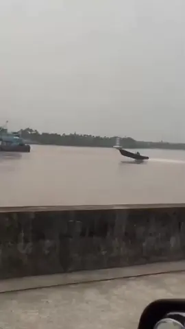 Làm tí xuồng nhảy nhỉ @TĐ A Hào✅ ký sự vùng biên #kysuvungbien🇻🇳🇻🇳 #biengioiviettrung #mongcai #xuongbay #xuhuong 