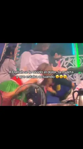 A Dalilah se le olvidó el dolor, la muleta y que estaba actuando 🥱🥱🥱 el salto épico al final en su pie con “tres fisuras” 😲😂😂😂 #lacasadelosfamososmx #lcdlfmx #dalilahpolanco #aldotdenigris #aaronmercury 