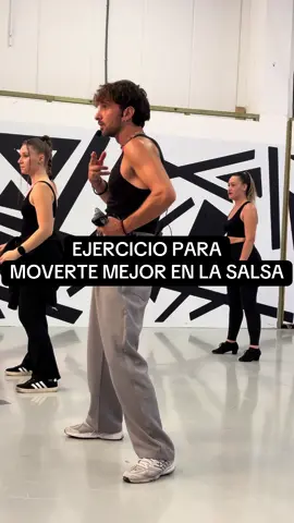 Tips para mejorar tu movimiento en el basico de salsa 🎯 #salsa #tutorial 