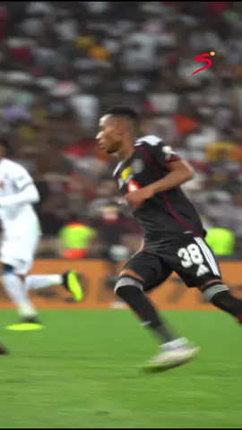Bafana ba Vaal connect in Mbombela 🤝 Relebohile Mofokeng with a no-look through pass for Tshepang Moremi’s assist.  #sportsontiktok #MTN8 #orlandopirates #kasifootball 