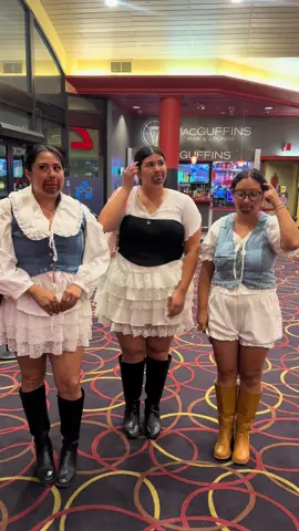 😳👉🏼👈🏼 shoutout to this cutie for letting us film her 🥹🤍 @Julie @Maddy  #hamiltonmusical #alexanderhamilton #amctheaters 