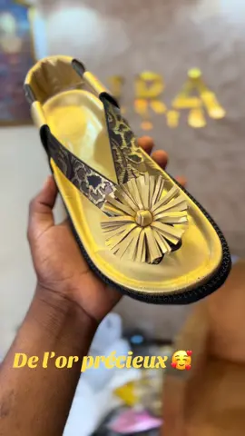 De l’or précieux  Sous chaque pas, une histoire africaine. Une caresse de cuir, un voyage de confort. WhatsApp:+221 774452294  Prix:30000 francs CFA  #pourtoi #senegalaise_tik_tok #dakar #chaussure #abidjan225🇨🇮 