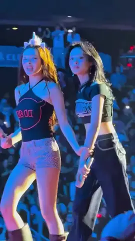 Chiquita kisses Ahyeon😭😭🩷 we love chiyeon!! @babymonster_yg #BABYMONSTER #AHYEON #CHIQUITA #fyp #kpopfyp 