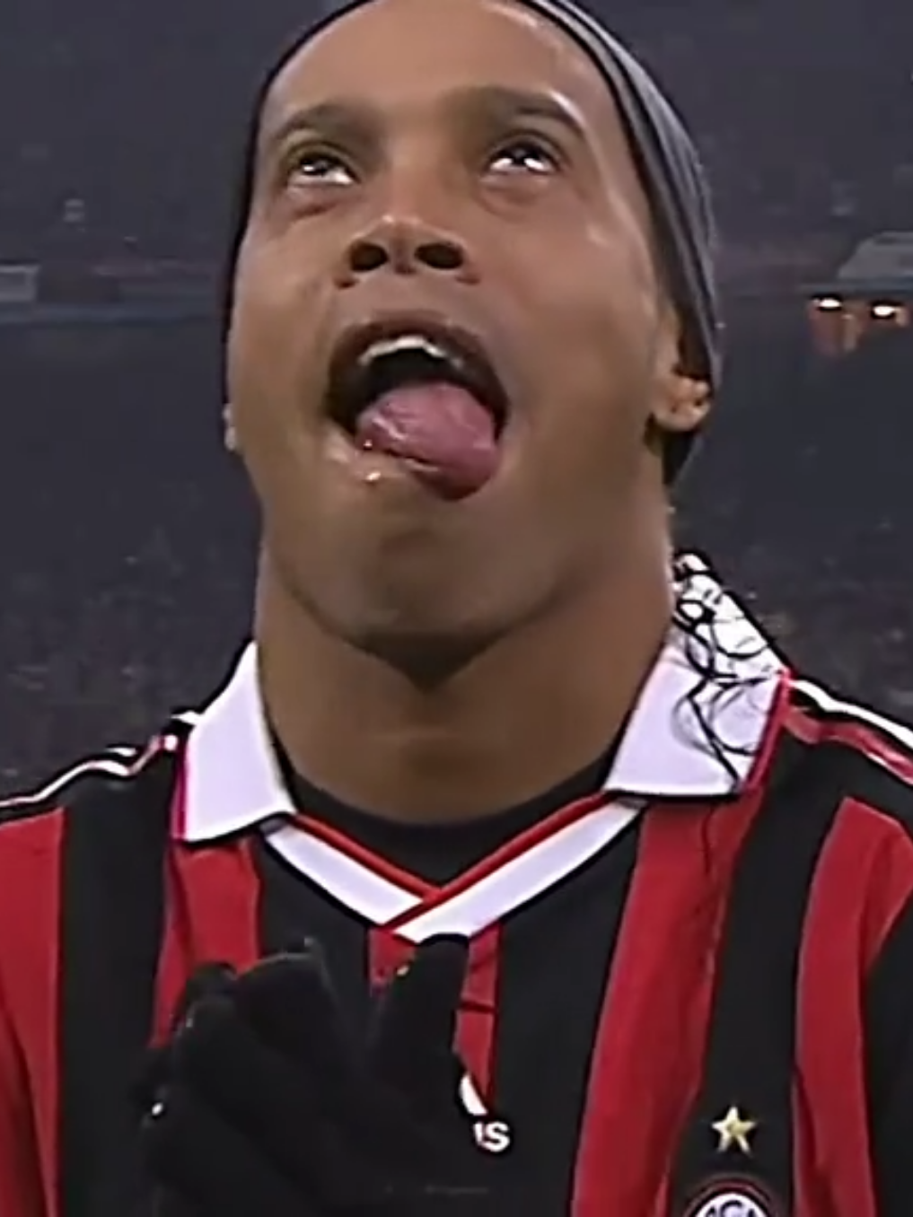 A Incrível Magia de Ronaldinho Gaúcho 🧙🏽‍♂️#ronaldinho #ronaldinhogaucho #futebol #fyp #acmilan 