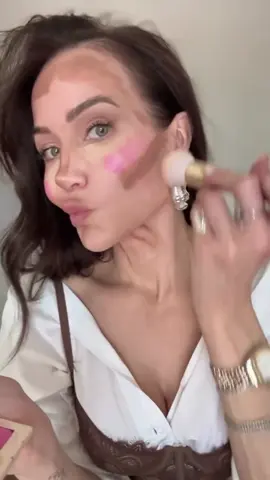 One layer. Under 5️⃣ minutes.  A cream formula that looks like skin, feels weightless, and keeps it simple. The best part? Everything comes from ONE palette—so no clutter, no guesswork, no wasting time. ➡️ Follow for pro artist tips made for 40+ skin 💬 For your free customized color match, comment MATCH below!