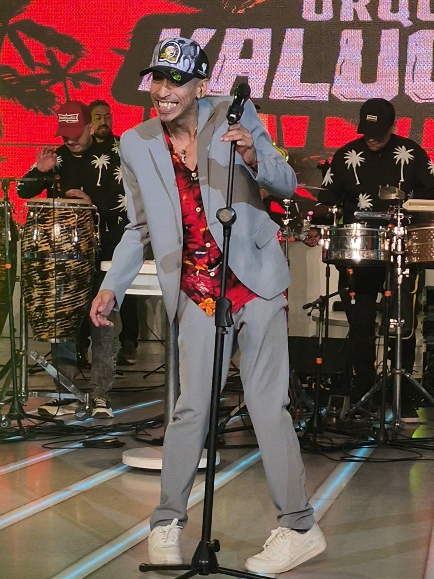 ¡@lucasmatia349 y una larguísima lista de pasos bailando los éxitos que te trae la @ORQUESTA KALUQUEÑA  en su show en vivo en #PasionDeSabado !🕺🏻🔝🎶 #orquestakaluqueña 