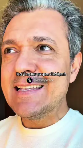 Gente que é de verdade não precisa provar nada para ninguém. Quem tem inteligência não perde tempo diminuindo os outros, quem é forte não precisa enfraquecer ninguém e quem é seguro não tenta desestabilizar. O problema é que quem não tem nada a oferecer geralmente prefere apontar defeitos em vez de somar. Mas no fundo, isso diz muito mais sobre eles do que sobre você. Por isso, cuide de quem soma, de quem te faz crescer, de quem te fortalece. O resto, deixe no lugar que pertence: para trás. E você, prefere andar com quem soma ou com quem só critica? Créditos: Arthur Luis Cardoso  #reflexao #energiaboa #pensenisso #crescimentopessoal #verdade 