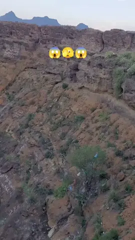 🧗‍♂️✨ القعقاع.. الشاب المغامر هوايته تسلق الجبال والنزول في المنحدرات، واليوم يطل علينا من حرضة دمت وسط أجواء المغامرة والإثارة! #دمت #مغامرة #القعقاع 