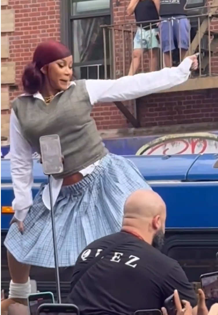 Cardi B outside today at her Bodega Pop Up at Cloud Deli in NYC. 😍 #cardib#fyp#foryou#viral#explore 