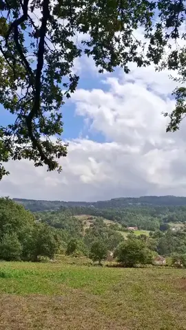 Unas espléndidas vistas de Guitón (Ribela) y la parroquia vecina de Liripio con su sierra de fondo, vistos desde la zona de Veiga de Riba en Carracedo. 🏡 ⛰️  #VeigadeRiba #Carracedo #Guitón #Ribela #Liripio                               