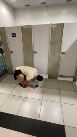 meu irmao ta preso no banheiro senhor girafa