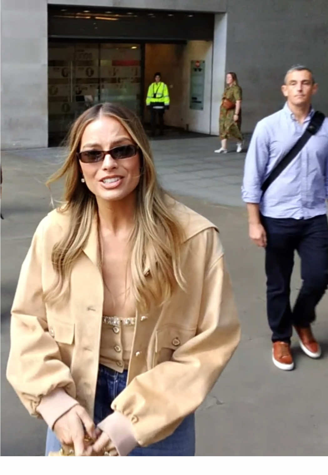 #margotrobbie yesterday in London #fyp #pourtoii 