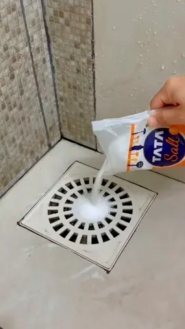 Put salt down the drain in your bathroom! #homehacks #clean #cleaning #salt 