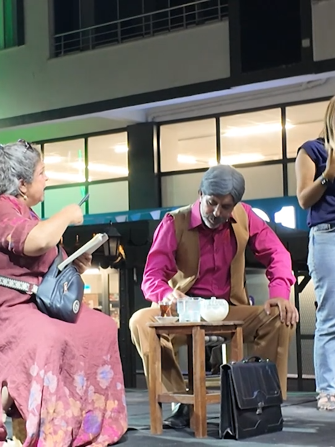 Amed Kültür ve Sanat Günleri sürüyor Yenişehir Belediyesi tarafından düzenlenen Kültür ve Sanat Günleri’nde dengbêj dinletisi ve Hinek Henek ekibi sahne aldı. Amed’in Yenişehir Belediyesi tarafından düzenlenen Kültür ve Sanat Günleri, ikinci gününde de yoğun ilgi gördü. Yenişehir ilçesine bağlı Ofis Semti’nde bulunan Sanat Sokağı’nda gerçekleştirilen Kültür ve Sanat Günleri, dengbêj dinletisi ve Hinek Henek ekibinin sahne almasıyla sürdü. Dicle Kültür Sanat Derneği üyesi Amed Kaptan’ın, dengbêj dinletisi yoğun ilgi gördü. HINEK HENEK EKİBİNDEN TOPLUMSAL MESAJLAR Ardından sahne alan Hinek Henek ekibi sevilen oyunu Perê û Hivê sahnelendi. Yaşanan ekonomik kriz nedeniyle bir markette işe giren Perê ve Hivê’nin diyaloglarıyla süren oyunda grev yasakları, öğrencilerin yoksulluğu ve Özgür Basın’a dair mesajlar verildi. Özcan Ateş’in hayat verdiği Xalo Şero oyunu da sahnelendi. Bir gazeteci ile röportaj yapan Xalo Şero da toplumsal gündemlere dair mesajlar verdi. Bir yandan Kuzey ve Doğu Suriye’ye yönelik saldırılara dikkat çeken Xalo Şero, Kürt Halk Önderi Abdullah Öcalan’ın 27 Şubat’ta yaptığı Barış ve Demokratik Toplum Çağrısına dair göndermeler yapıldı. Son olarak Hinek Henek ekibi “Tımarhane” oyunu sahnelendi. Etkinlik, “Bê ziman jiyan nabe” sloganıyla sona erdi. #mezopotamyaajansi #ajansamezopotamya
