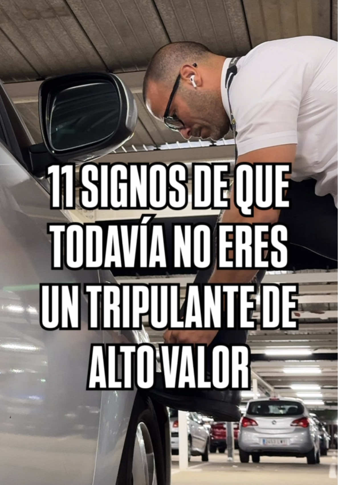 Antes quizá creías todo lo que te decían sobre ser TAV “tripulante de alto valor…” hasta que te das cuenta de estas verdades ⬇️  1- Te quejas del roster cada mes, en vez de aceptar que es algo que no controlas y enfocarte en cómo adaptarte lo mejor posible.  2- Reaccionas con frustración al retraso de un vuelo, en vez de entrenar tu paciencia.  3- Usas la fatiga como excusa para no entrenar, en lugar de convertirla en tu motivación para hacerlo.  4- Esperas tus días offs para cuidarte, cuando en realidad es la disciplina que te transforma.  5- Pierdes energía criticando a tus compañeros/as en vez de liderar con el ejemplo y la gratitud.  6- Te comparas con otros tripulantes, en vez de aprender en controlar lo único que depende de ti: tus acciones.  7- Dejas que los cambios en programación controlen tu humor, cuando podrías entrenar tu mente para ser dueño de tus estados emocionales.  8- Crees que los días de vuelos de 11horas definen tu carrera, en lugar de verlos como oportunidades para fortalecerte.  9- Eres esclavo/a del café de sobre y la comida rápida, en vez de elegir conscientemente lo que nutre tu cuerpo.  10- Buscas siempre estar “cómodo/a” en los Layovers, cuando la incomodidad bien elegida (entrenar, estirar, hidratarte) te hace más fuerte.  11- Vives esperando cuando publican el roster, la paga o las vacaciones, en lugar de dominar el presente vuelo como si fuera tu sala de Gym.  Al final, un tripulante de alto valor no es el que tiene la vida más fácil, no es cuestión de glamour ni de suerte… sino el que transforma cada destacamento, cada rotación y cada challenge en un entrenamiento de cuerpo y mente, si decide empezar ahora.  Si te reconociste en más de uno de estos puntos, no pasa nada.😉  Con FIT TO FLY mi misión es darte los hábitos, la energía y la estrategia para que dejes de sobrevivir en cabina… y empieces a volar de verdad.  Abrazos  @radu.kochbati  #cabincrewclub #septiembrefit #entrenadorpersonal #fittofly #tripulantenormal             