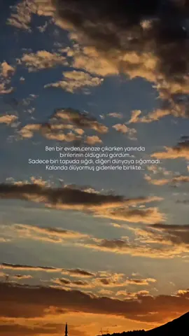 S T O R Y L İ K #📌 Ben bir evden cenaze çıkarken yanında birilerinin öldügünü gördüm. Sadece biri tapuda sığdı, diğeri dünyaya sığamadı.. Kalanda ölüyormuş gidenlerle birlikte.. #gününsözü #storylikvideolar #storytime #keşfetteyizzz 