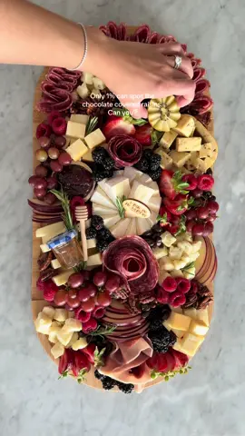 Can you spot them? 👀 #charcuterie #charcuterieboard #cheeseboard #charcuterieboardsoftiktok #cheeseboardsoftiktok 