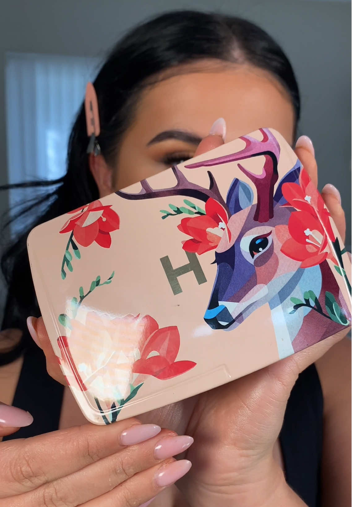 My new obsession 🤭 the shades are just sooo beautiful and the formula is gorgeous I loveeee it  @Hourglass Cosmetics ambient lighting palette deer  #makeup #hourglassambientlightingpalette #hourglass #ambientlight #fyp 