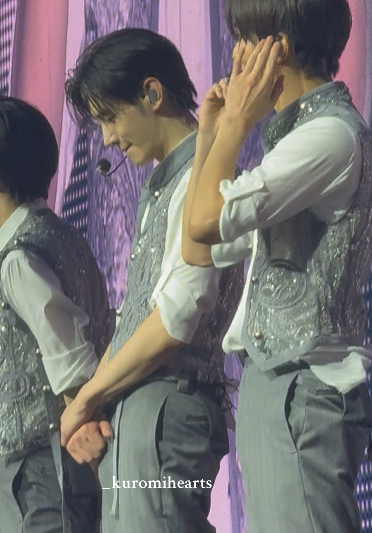 sunghoon babe, those glances weren’t as sneaky as you thought #sunghoon #enhypen #fyp #walkthelinetour #bias 