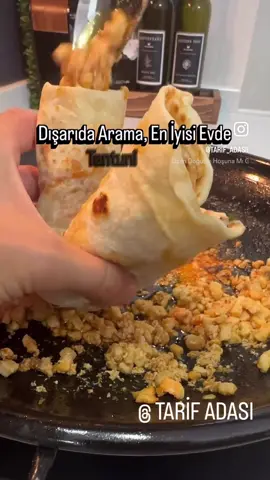 Ev yapımı lavaşla tavuk tantuni 🔥 Sadece tavuk, su, yağ, tuz ve toz biberle nefis bir lezzet. Dışarıdan almaya gerek yok, evde mis gibi!  📌 Malzemeler 	•	500 g tavuk göğsü (küçük küpler halinde doğranmış) 	•	3 yemek kaşığı sıvı yağ 	•	1 tatlı kaşığı toz kırmızı biber 	•	Tuz 	•	1 su bardağı su Lavaş için: 	•	3 su bardağı un 	•	1 tatlı kaşığı tuz 	•	1 su bardağı ılık su 	•	1 yemek kaşığı sıvı yağ ⸻ 👩‍🍳 Yapılışı 	1.	Lavaş: Un, tuz, su ve yağı yoğurun. Dinlendirip bezeler yapın. İnce açıp tavada pişirin. 	2.	Tavuk tantuni: Tavukları küçük küpler halinde doğrayın. Tavaya alıp üzerine su ekleyin ve suyunu çekene kadar pişirin. Ardından sıvı yağ, tuz ve toz biber ekleyip kavurun. 	3.	Lavaşın içine tavukları koyun, isteğe göre soğan, domates ve maydanoz ilave edin. 	4.	Sıcak sıcak sarıp servis edin.  #food#foodtiktok#yemek#nefisyemektarifleri#keşfet 