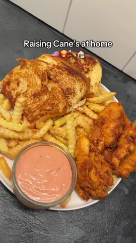 Raising Cane’s Recipe 🍗🇺🇸🍟🏠 Ingrediënten: - Kipfilet - Brioche brood - Patat/friet - Meel - 1 tl bakpoeder - 1 tl maizena - Karnemelk Kruiden: - Paprikapoeder - Peper - Zout - Kipkruiden - Optioneel: chilipoeder Voor de saus: - Gelijke delen ketchup en mayonaise - Peper, zout en knoflookpoeder naar smaak - Verander hoeveelheden naar smaak Bereiding: 1. Marineer de kipfilet in karnemelk en de kruiden (paprikapoeder, peper, zout, kipkruiden en 5 spices). Zet dit voor een paar uur in de koelkast. 2. Meng voor de saus gelijke delen ketchup en mayonaise, breng op smaak met peper, zout en knoflookpoeder. 3. Bak de brioche broodjes in een pan met een klontje boter, kort aan beide kanten tot ze goudbruin zijn. 4. Meng in een diep bord het meel, bakpoeder, maizena en dezelfde kruiden als voor de kip. Haal de gemarineerde kip door dit mengsel en druk goed aan zodat de kip volledig bedekt is. 5. Verhit een pan met olie tot deze heet is. Bak de kip hierin goudbruin en krokant. Leg de kip daarna op een bord met keukenpapier zodat de overtollige olie weg kan trekken. 6. Bak ondertussen de patat/friet goudbruin en krokant. #EasyRecipes #raisingcanes #foodtiktok #Foodie #EasyRecipe 