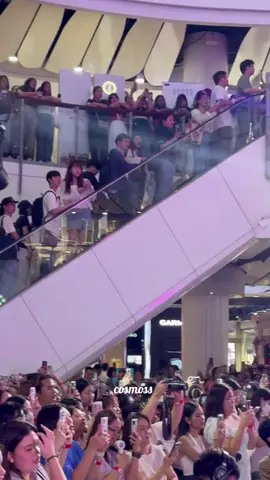 SANTA X UPDATE 13/09/2025 วันนี้ขอบคุณทุกคนมากๆนะครับที่มาเจอกัน สนุกมากๆ อยากฝากโอโม่กับทุกคนด้วยนาา เค้าหอมติดทนนานจริง หอมอะไรก้ไม่เท่า ตัวหอมนะครับ ฝากไว้ให้ทุกคนคิด ยังไงกลับบ้านกันดีๆ ช่วงนี้ฝนตกบ่อยอย่าลืมพกร่มติดตัวกันนะ แล้วไว้เจอกันครับบ🫶🏻🖤🤍 terjemah : Terima kasih banyak untuk semua yang datang menemui saya hari ini! Seru sekali! Saya ingin merekomendasikan Omo kepada semua orang! Aromanya tahan lama, dan tak ada yang mengalahkan aroma tubuh yang harum. Saya ingin menitipkan ini untuk kalian semua. Jaga kesehatan kalian saat sampai di rumah. Akhir-akhir ini sering hujan, jadi jangan lupa bawa payung. Sampai jumpa! 🫶🏻🖤🤍 PERTHSANTA OMO NIGHTKISS  #OmoScentWonderxPerthSanta #เพิร์ธแซนต้า #perthsanta #perthsantaedits 