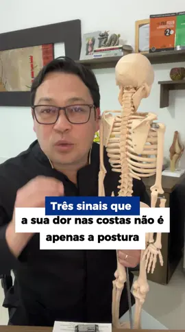 Os sinais de compressão dos discos na coluna incluem dor nas costas que pode irradiar para os membros (ciática, braquialgia), formigamento, dormência e fraqueza muscular nos braços ou pernas. Sintomas mais graves podem envolver dificuldade no controle da bexiga e dos intestinos, indicando uma emergência médica que requer avaliação urgente.  Sintomas Comuns: Dor: Pode ser localizada na coluna ou irradiar para outras partes do corpo, como as pernas (dor ciática) ou braços (braquialgia). A dor pode ser descrita como pontadas, queimação ou ardência.  Alterações na Sensibilidade: Formigamento, dormência ou alterações na sensibilidade em uma ou mais áreas do corpo, como braços, pernas, costas ou pescoço.  Fraqueza Muscular: Fraqueza nos membros afetados, o que pode dificultar movimentos e atividades diárias.  Sintomas Graves (que indicam necessidade de atendimento médico urgente): Dificuldade no Controle da Bexiga e Intestinos: A perda do controle do esfíncter pode ser um sinal de compressão grave da medula espinhal e requer avaliação médica imediata.  Deterioração da Mobilidade e Coordenação: Em casos mais graves, pode haver uma redução significativa da flexibilidade e da coordenação motora. #coluna #lombalgia #ciatico #formigamentos #fisioterapia 