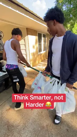 Crazy grocery shopping hack 😂 (Via: @T 🖤) #groceries #LifeHack #highiq #groceryshopping #strategy 