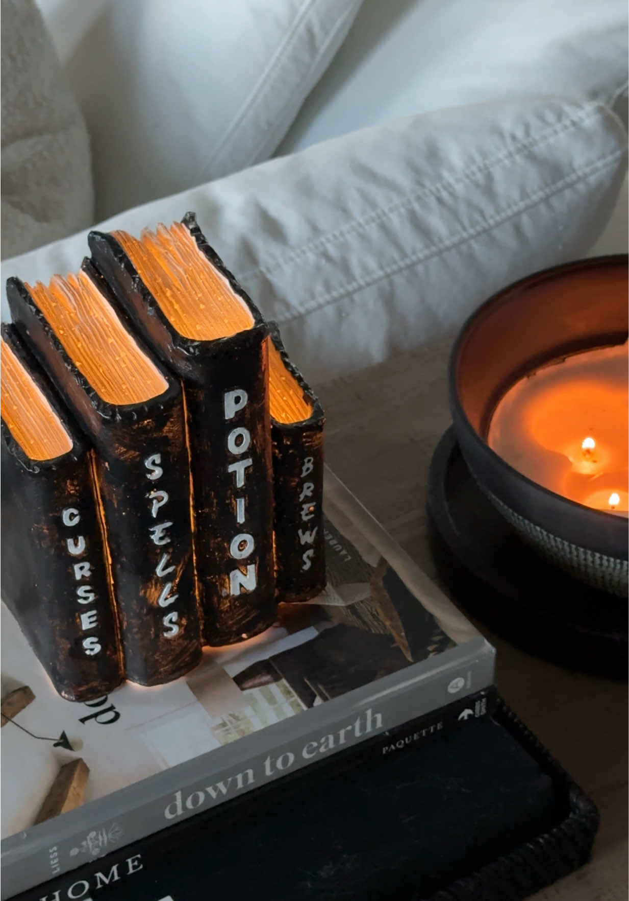 who’s with me? 🙂‍↕️🫶🏼🖤 #nightinmylife #cozybedroom #bedroomideas #movienight #netflix 