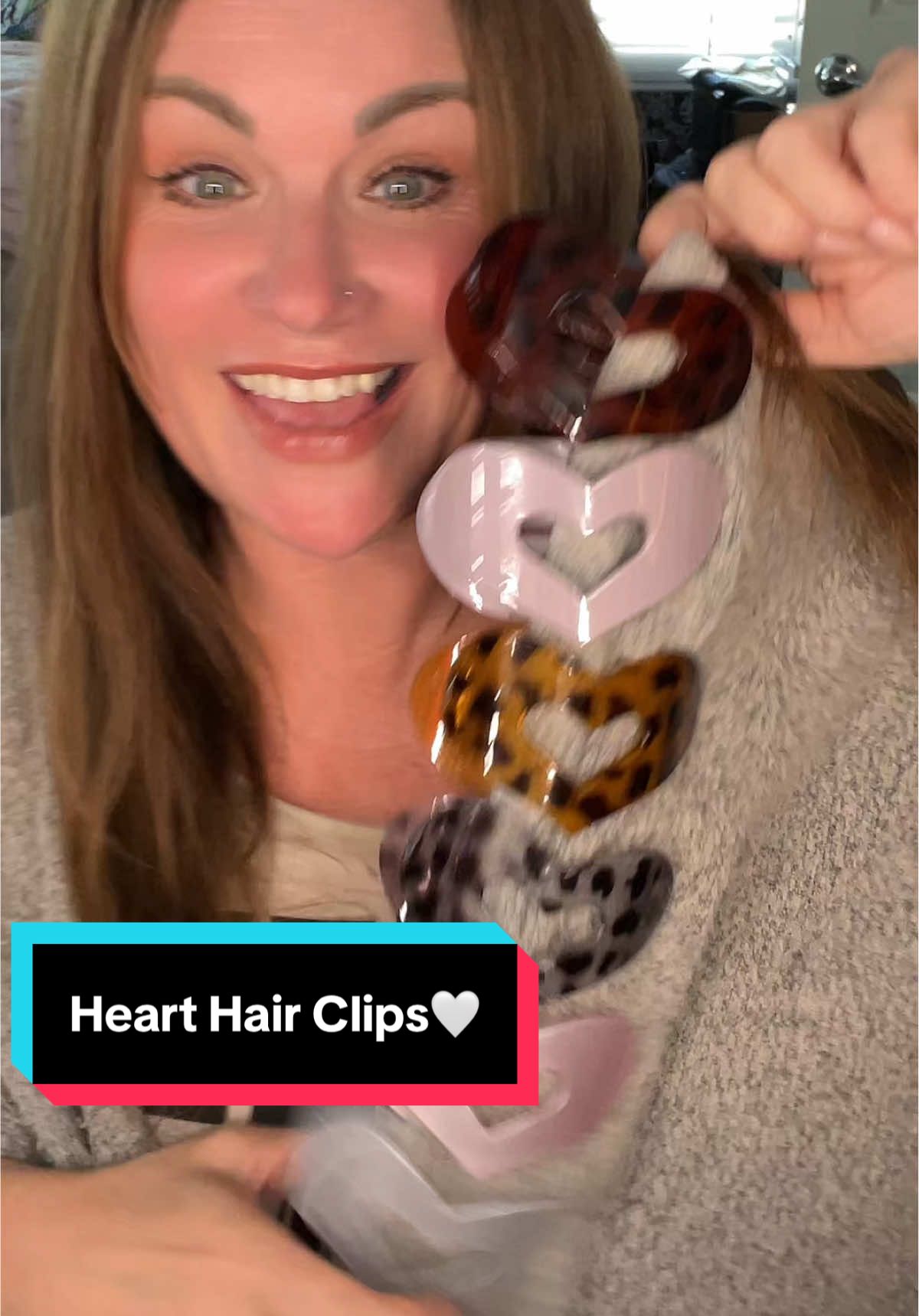 The clips are are comfortable to wear when you drive or lean back in a chair! But these are cuter cuz they are HEARTS!!! 🫶🏻 #hairclip #heart #duckbillclip #hair #heartclips 